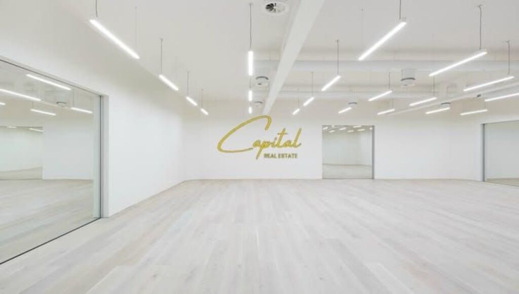 BUSINESS PREMISES WITH 365 M2 GLASSWORK 370,000 EURO