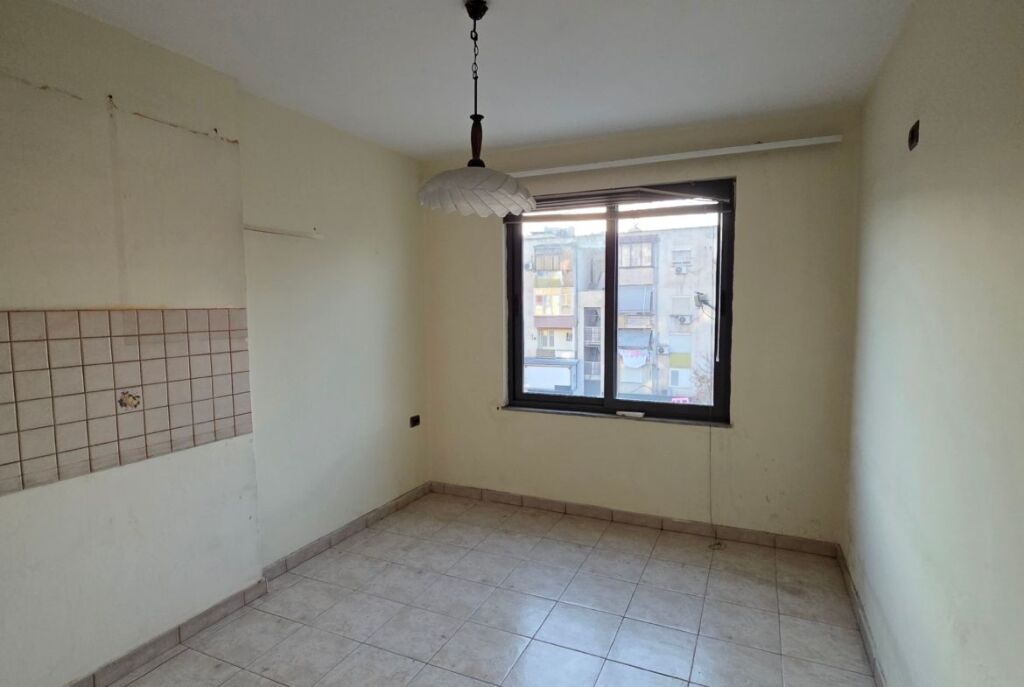 Tek 21 Dhjetori Shitet Apartament 2+1 Ne Pallat Ekzistues
