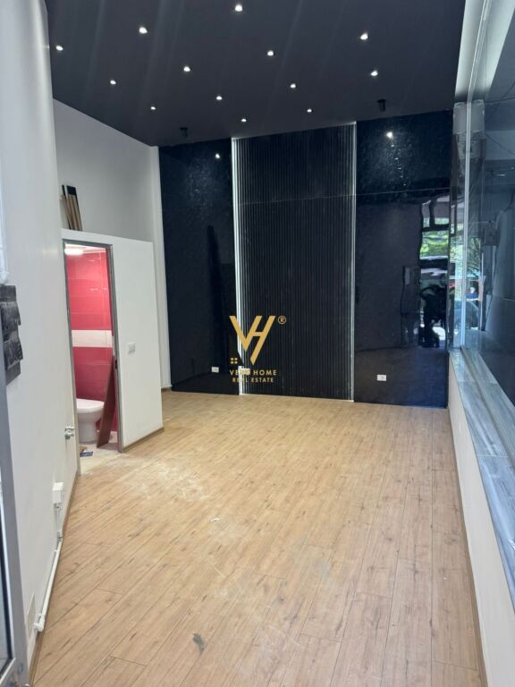 JEPET ZYRE 27 M2 ME QERA TE RRUGA E BARRIKADAVE 45.000 LEKE