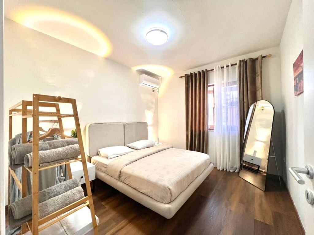 Me Qera: 2+1 &amp; Ballkon ( 📍BLLOKU - LSI (te Atelia e Joni Pecit) i Rikonstruktuar | kati: 4 750€/muaj) Mundesi Parkimi poshte pallatit vetem per rezidentet