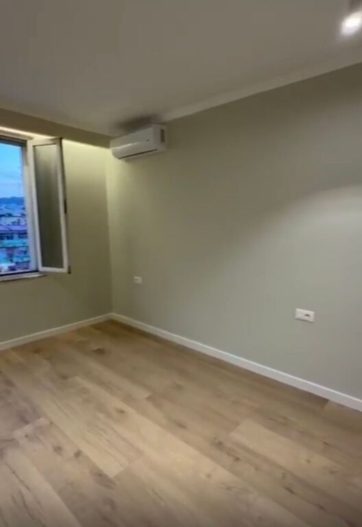 Shitet apartament 1+1, Kryqezimi i 21 Dhjetorit!!