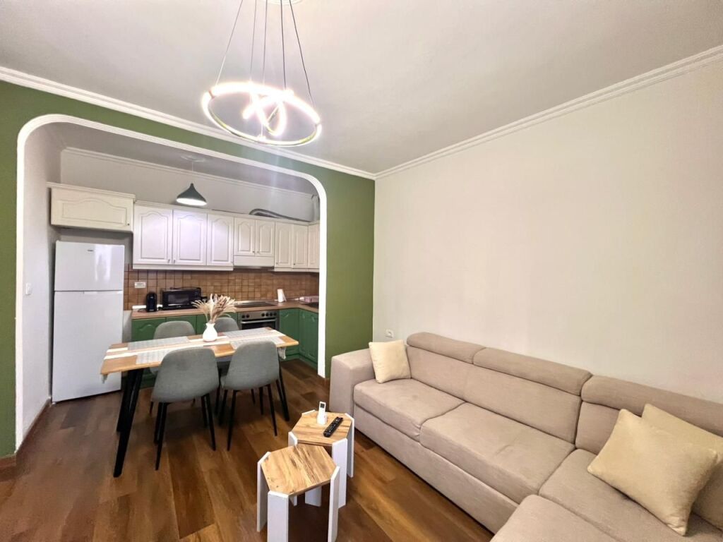 Me Qera: 2+1 &amp; Ballkon ( 📍BLLOKU - LSI (te Atelia e Joni Pecit) i Rikonstruktuar | kati: 4 750€/muaj) Mundesi Parkimi poshte pallatit vetem per rezidentet