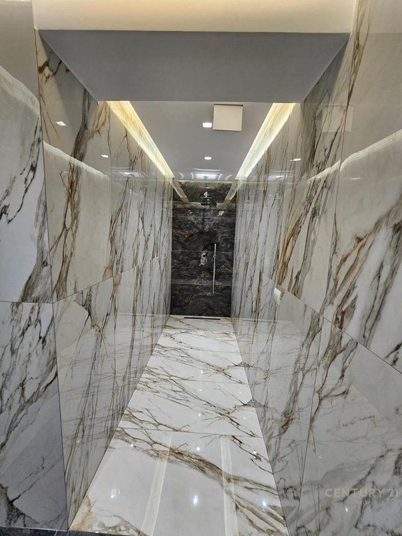 Në shitje duplex modern 2+1+2 në kompleksin prestigjioz Tirana Garden Building