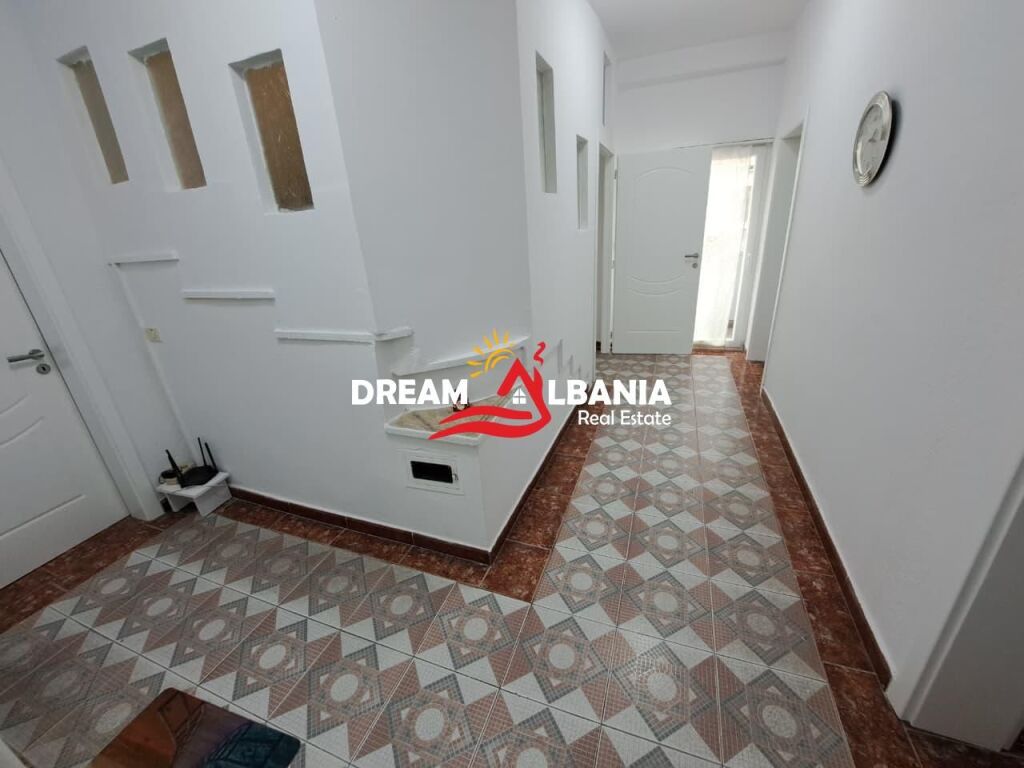 Villa su 2 Piani + Mansarda in Vendita, Dentro il Piccolo Anello, vicino all'Archivio Centrale a Tirana (ID 4151212)