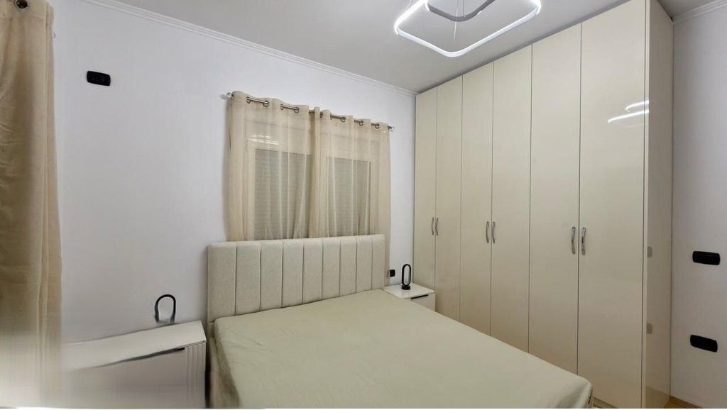 Jepet me qera apartament modern 1+1, Rruga e Dibres tek Medreseja! 500 € /Muaj