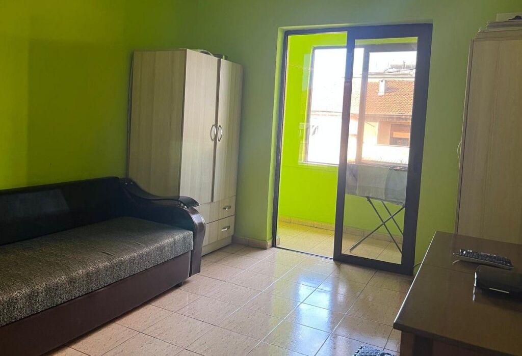 Shitet Apartament 1+1 te Medreseja Tirane
