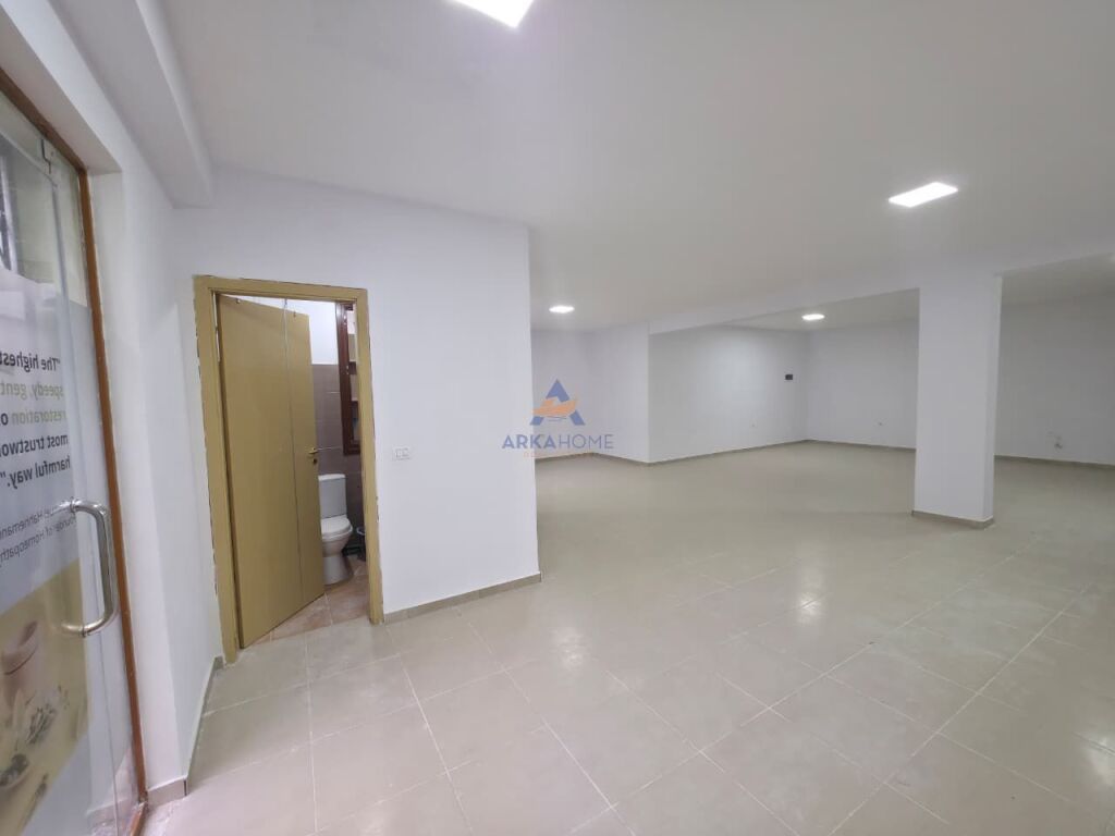 SHITET DHE JEPET ME QERA NJËSI BIZNESI 90 M² "KOPSHTI BOTANIK, XHAMIA " SHITJE 180000 EURO (QERA 900 EURO)