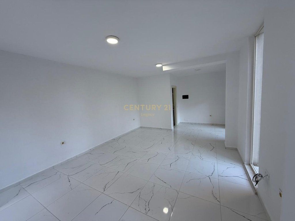 Business Premises for Rent – Near the Main Road Axis, Fresk 220 € /Month