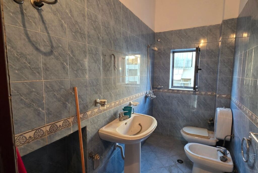 Tek 21 Dhjetori Shitet Apartament 2+1 Ne Pallat Ekzistues