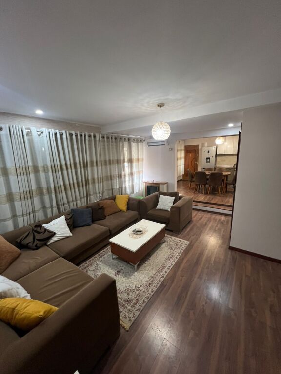 Apartament 3+1+2 me qera tek Mozaiku i Tiranes