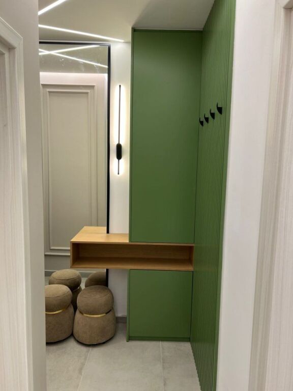 🏢Ne zonen e Laprakes,pak minuta larg Zojes se Keshillit te Mire jepet me qera apartament 2+1+post parkimi,i mobiluar 80,000Leke