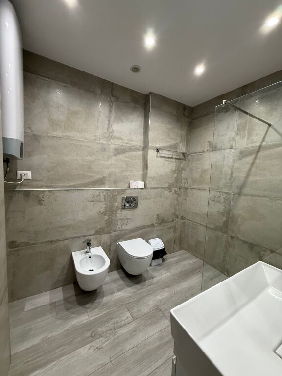 🏠Shitet Apartament 2+1+2 📍Rruga e Barrikadave 🏢Kati i 2, me ashensor 📐Sip. 112m2  💶 Çmimi: 250.000€•Me Hipoteke