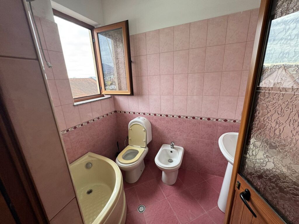 Garsionere me qira tek rrethi i shkozes