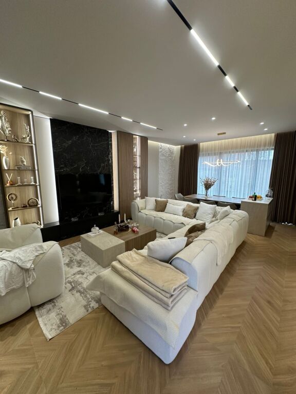 🏡 Vilë Rezidenciale – Vile Roses, Farkë