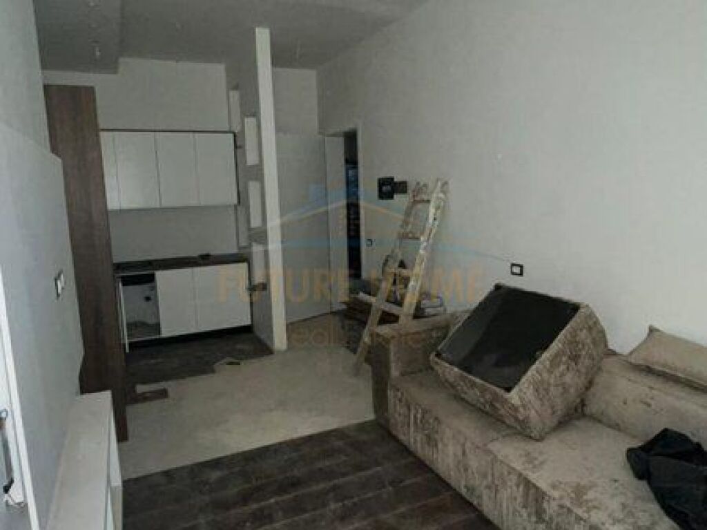 Shitet, Apartament 1+1, Fresku , Tiranë