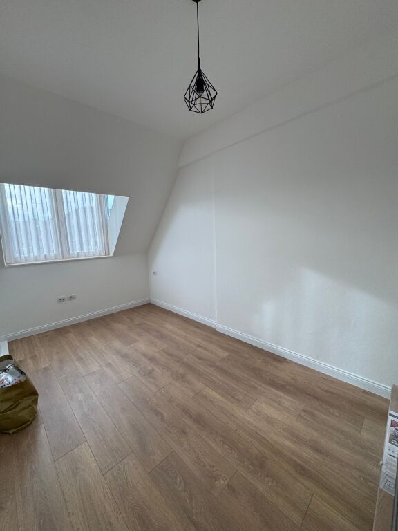 Jepet me qira super duplex 3+1+2 + 2 poste parkimi 📍 Kompleksi FZ – Liqeni i Thatë  Apartament super duplex i pozicionuar në katin e 5-të dhe 6-të, në pallat të ri me ashensor. 📐 Ambient shumë i mirëorganizuar, modern dhe funksional.  🔹 Tipologjia: 3 dhoma gjumi + sallon + kuzhinë + 2 tualete 🔹 Poste parkimi: 2 🔹 Gjendja: I sapoarredurar, i pabanuar më parë 🔹 Pallat i ri, ndërtim cilësor 🔹 Zona: Rezidenciale, e qetë dhe shumë e kërkuar  💶 Çmimi: 1500 € / muaj  📞 Ideal për familje ose profesionistë që kërkojnë komoditet dhe cilësi jetese.