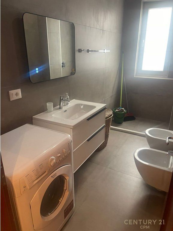 Apartament 3+1 Me Qira tek Ish stacioni i fundit i Tiranës së Re, Bulevardi Bajram Curri 800 € /Muaj