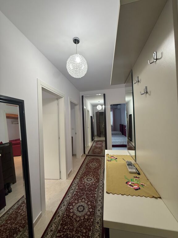 🏠JEPET ME QIRA Apartament 3+1+2+bllk 📍Selvia, prane Qendres 🏢Kati i 7, me ashensor  🛋️Hyrja eshte e mobiluar 📐Sip. 120m2 Neto 💶 Çmimi: 1500€