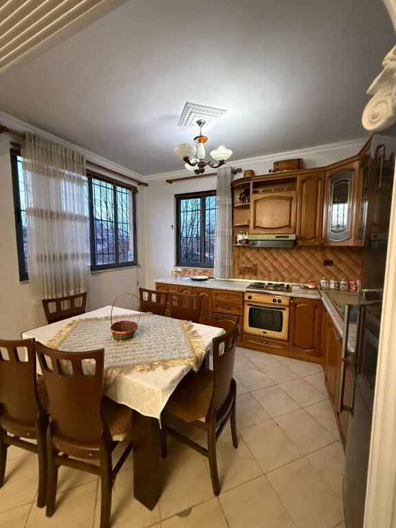 🏡Japim me qera Kati i 2-të i një vile – mbrapa Spitalit Ushtarak ✨