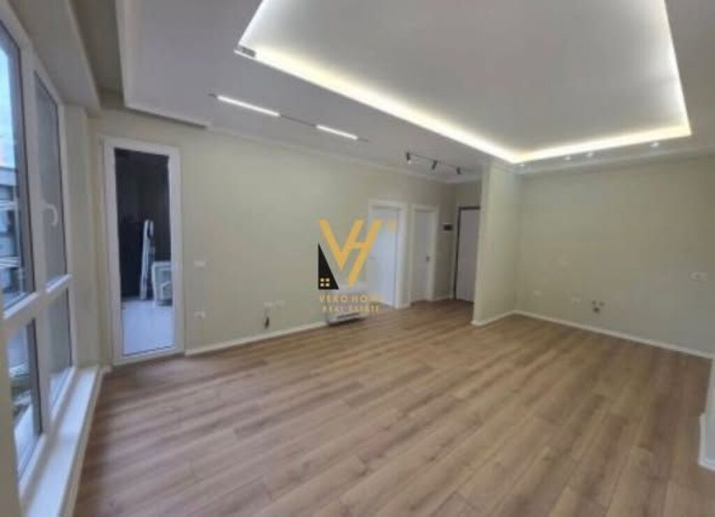 JEPET ZYRE 67 M2 ME QIRA TE KOMUNA E PARISIT 700 EURO