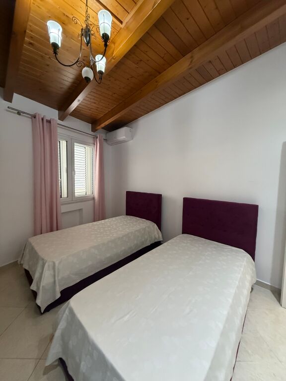 🏠JEPET ME QIRA Apartament 3+1+2+bllk 📍Selvia, prane Qendres 🏢Kati i 7, me ashensor  🛋️Hyrja eshte e mobiluar 📐Sip. 120m2 Neto 💶 Çmimi: 1500€