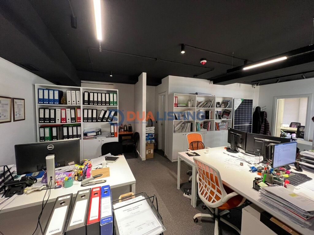 Locale ufficio in affitto a Pazari Ri, Tirana.