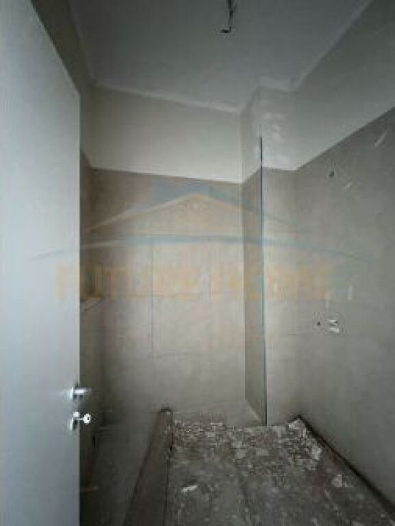 Shitet, Apartament 2+1+2, Fresku, Tiranë