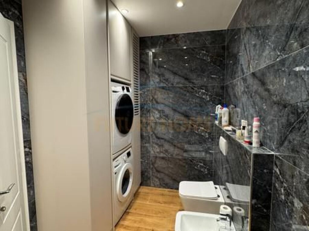 Shitet Apartament 2+1 dhe Gasoniere, Bulevardi Migjeni, Kompleksi Molla.