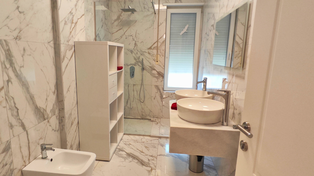 Tek Liqeni Farkes Shitet Vile Me Çmim OKAZION, Vetem 1580 Euro/m²