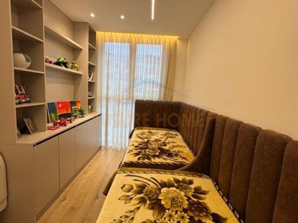 Shitet Apartament 2+1 dhe Gasoniere, Bulevardi Migjeni, Kompleksi Molla.