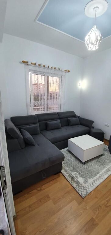 Jepet me qira shtëpi private dy-katëshe, e ndodhur rreth 500 metra vijë ajrore nga Lungomare.