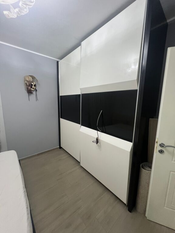 2+1 Me Qera, Astir, Vila L, Mobilim Modern