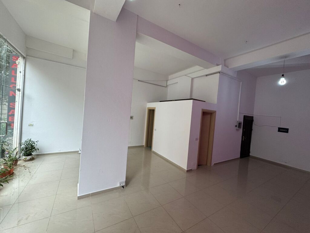 Commercial space for rent in Astir