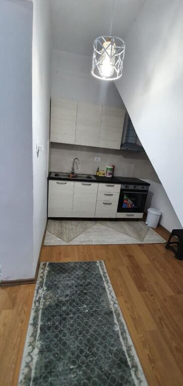 Jepet me qira shtëpi private dy-katëshe, e ndodhur rreth 500 metra vijë ajrore nga Lungomare.