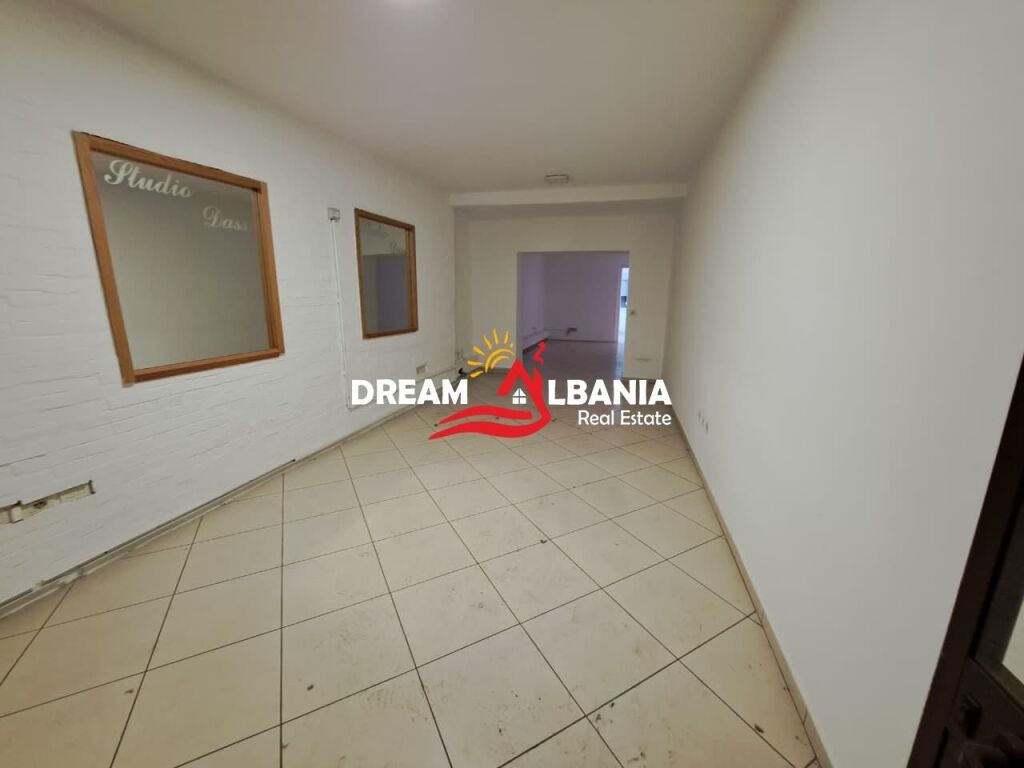 Ambient Biznesi/Zyre ne Shitje ne Zonen e Myslym Shyrit, prane Someg (ID 4161111)