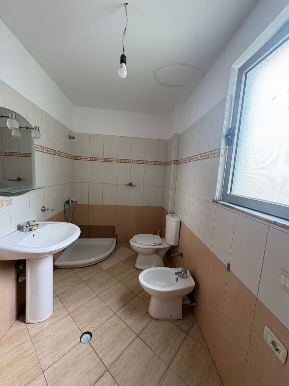 Shitet apartament 1+1 bosh