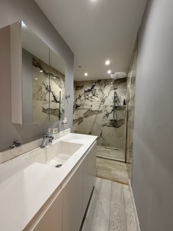 🏠Shitet Apartament 2+1+2 📍Rruga e Barrikadave 🏢Kati i 2, me ashensor 📐Sip. 112m2  💶 Çmimi: 250.000€•Me Hipoteke