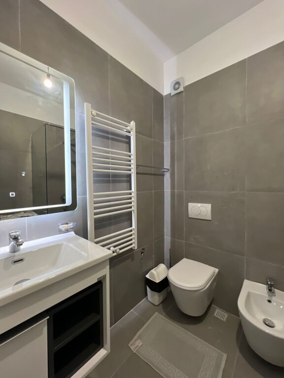 APARTAMENT 1+1 ME QIRA . RRUGA E BARIKADAVE 700 EURO