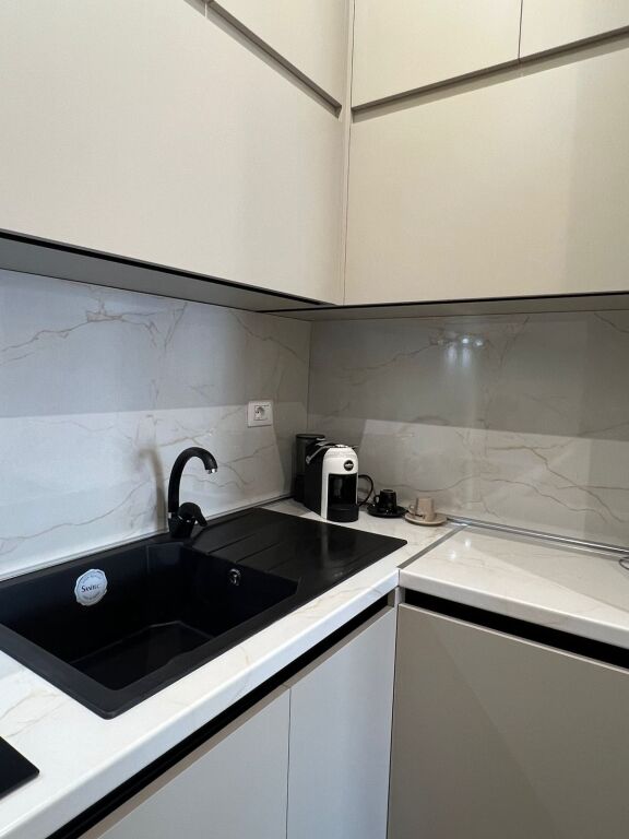 APARTAMENT 1+1 ME QIRA . RRUGA E BARIKADAVE 700 EURO