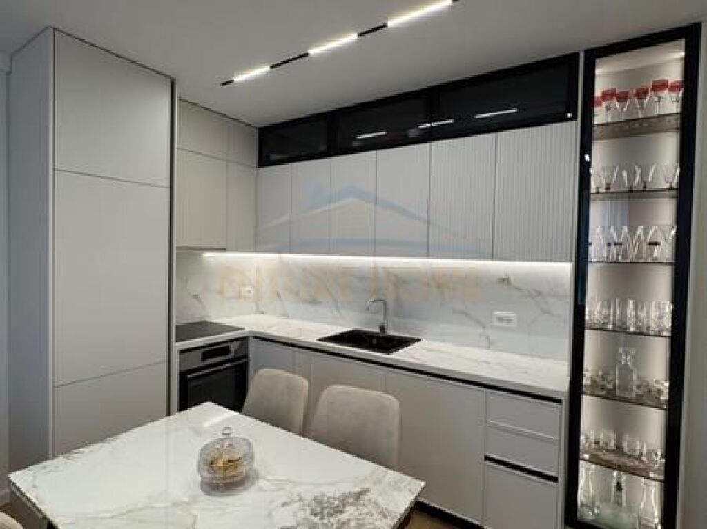 Shitet Apartament 2+1 dhe Gasoniere, Bulevardi Migjeni, Kompleksi Molla.