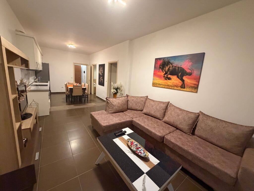 2+1,i mobiluar,rruga peti liqeni i thate,cmimi 650 euro me parkin