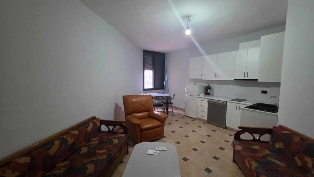 Apartament 2+1+2 me qera te Mbikalimi i Kristalit prane Big Market