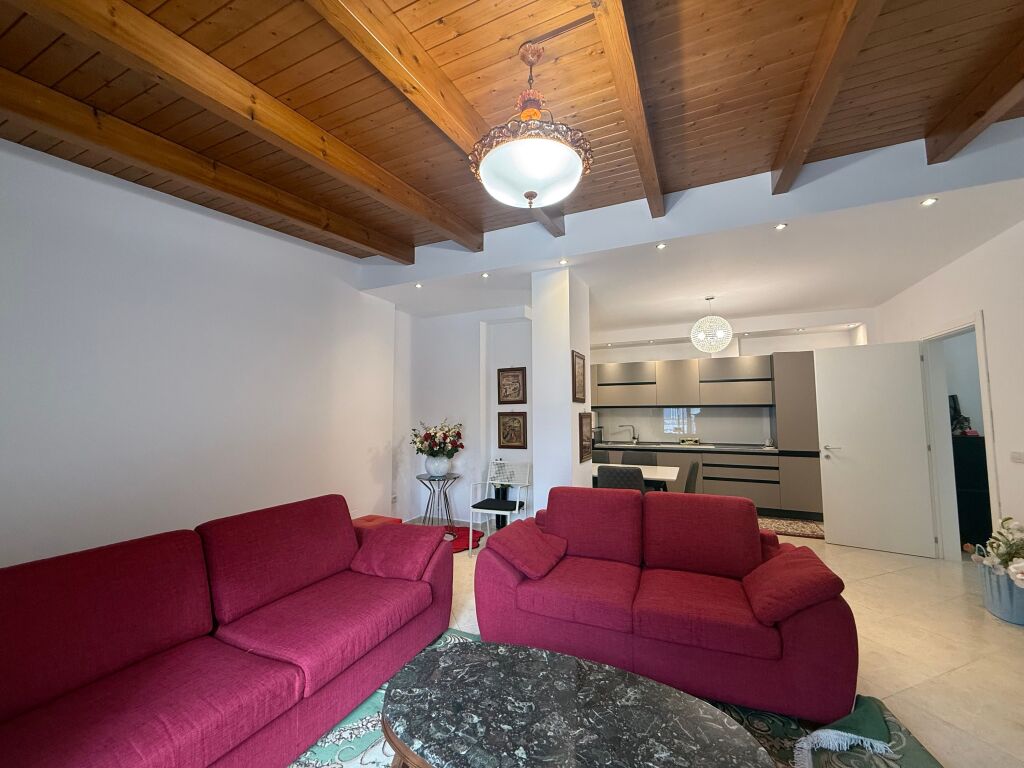 🏠JEPET ME QIRA Apartament 3+1+2+bllk 📍Selvia, prane Qendres 🏢Kati i 7, me ashensor  🛋️Hyrja eshte e mobiluar 📐Sip. 120m2 Neto 💶 Çmimi: 1500€