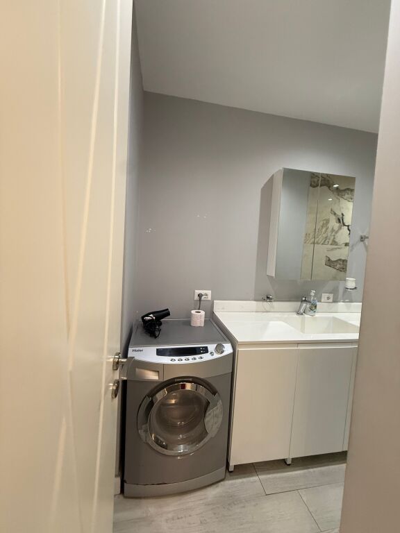 🏠Shitet Apartament 2+1+2 📍Rruga e Barrikadave 🏢Kati i 2, me ashensor 📐Sip. 112m2  💶 Çmimi: 250.000€•Me Hipoteke