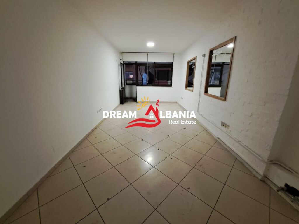 Ambient Biznesi/Zyre ne Shitje ne Zonen e Myslym Shyrit, prane Someg (ID 4161111)