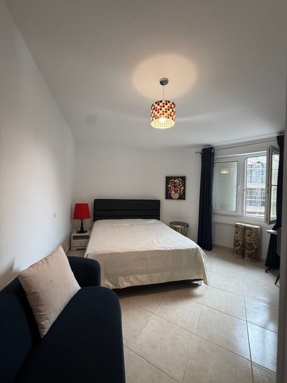 🏠JEPET ME QIRA Apartament 3+1+2+bllk 📍Selvia, prane Qendres 🏢Kati i 7, me ashensor  🛋️Hyrja eshte e mobiluar 📐Sip. 120m2 Neto 💶 Çmimi: 1500€