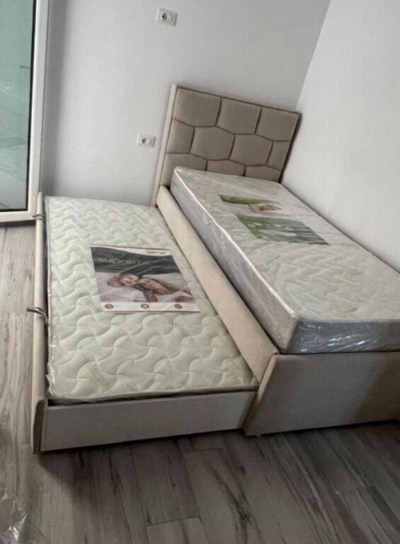 Jepet me qira kati i dytë i një shtëpie private, i ndodhur në zonën Ish-Kënetë.