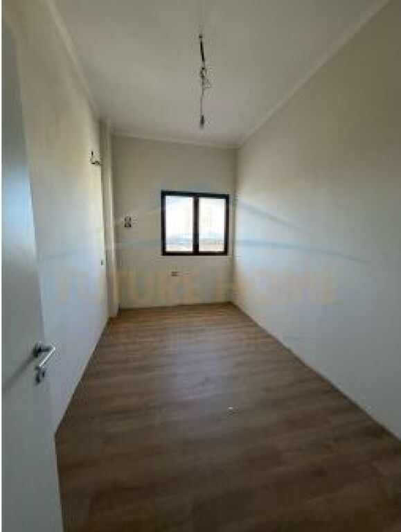 Shitet, Apartament 2+1+2, Fresku, Tiranë