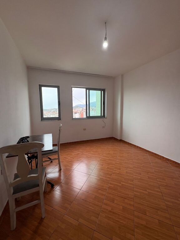 Shitet apartament 1+1 bosh