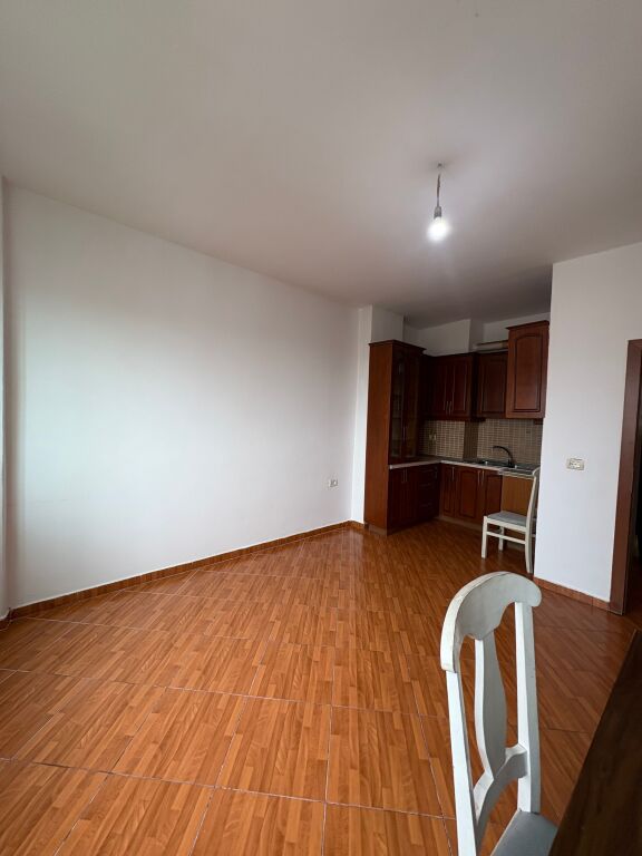 Shitet apartament 1+1 bosh